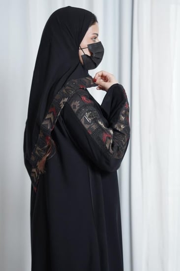 عبايه المها احمر