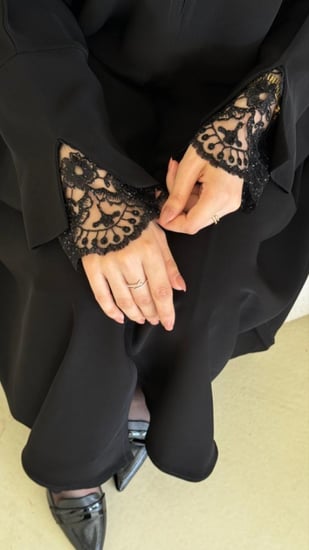 عباية دانتيل اسود بقصة ربع كلوش واكمام مفتوحة