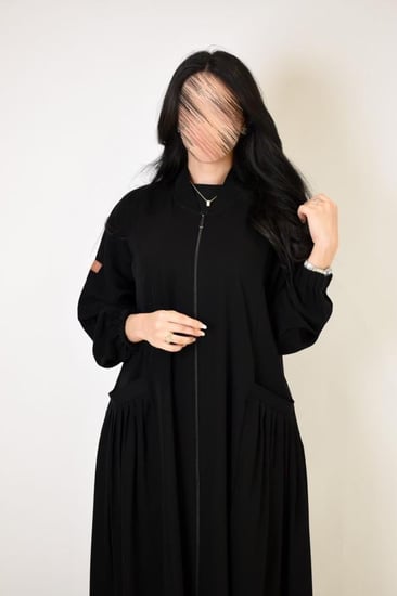 عباية بسحاب أمامي بتصميم عملي أنيق