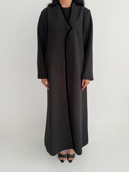 الالماس | بقماش الجوخ الأسود قصة نص كلوش مع تحديد قيطان مخمل وزر واحد