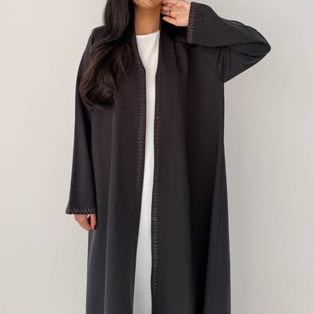 الزمرد | بقماش كريب اندونيسي رصاصي مع تطريز على الياقة والأكمام