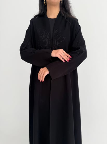 عباية صيفية كريب إندونيسي بتطريز على الياقة والأكمام