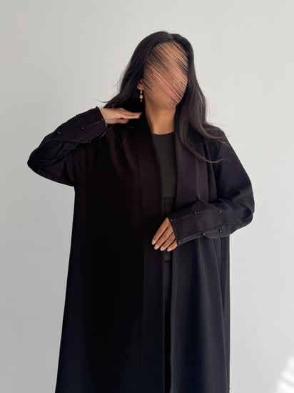 المهابة | بقماش كريب اندونيسي مع تطريز مربعات ولؤلؤ