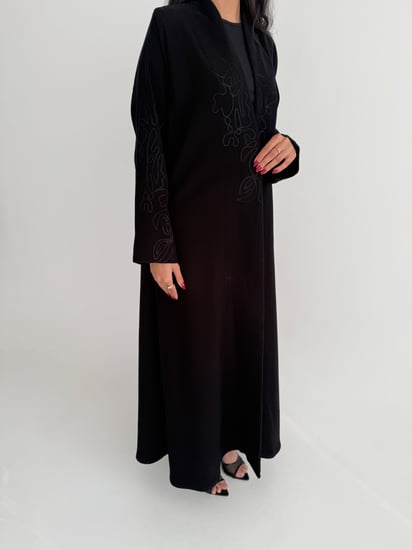 عباية صيفية كريب إندونيسي بتطريز على الياقة والأكمام