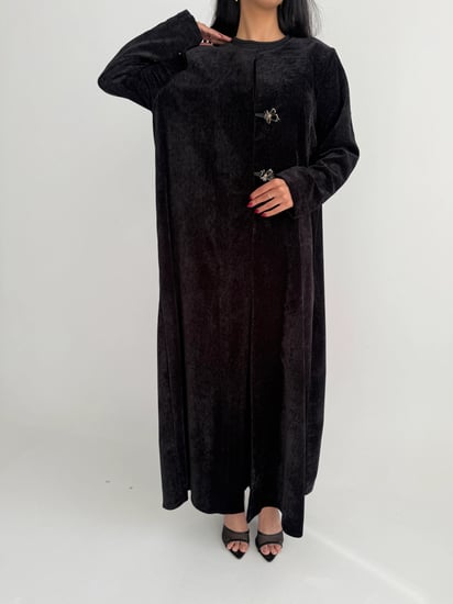 اللؤلؤة | بقماش رويال اسود مع ازرارين امامية نص كلوش