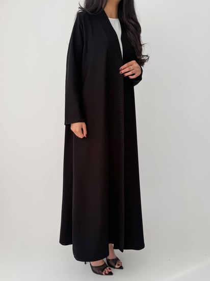 رسوخ | بقماش كريب اندونيسي اسود مع تطريز على الياقة والأكمام