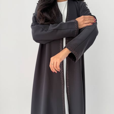 الزمرد | بقماش كريب اندونيسي رصاصي مع تطريز على الياقة والأكمام