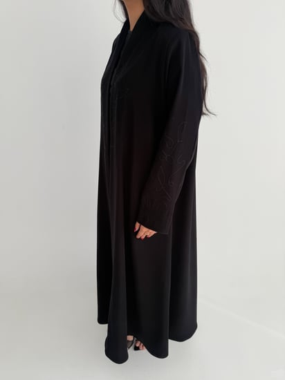 عباية صيفية كريب إندونيسي بتطريز على الياقة والأكمام