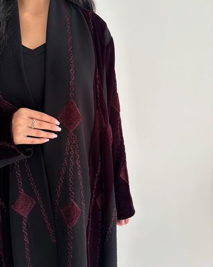 الفخامة | بقماش المخمل الأسود على عنابي مع تدخيلة كريب اندونيسي