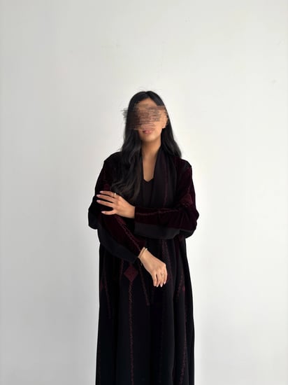 الفخامة | بقماش المخمل الأسود على عنابي مع تدخيلة كريب اندونيسي