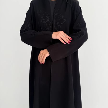 الريانة | بقماش الكريب الاندونيسي الأسود قصة نص كلوش مع تطريز على الياقة والأكمام