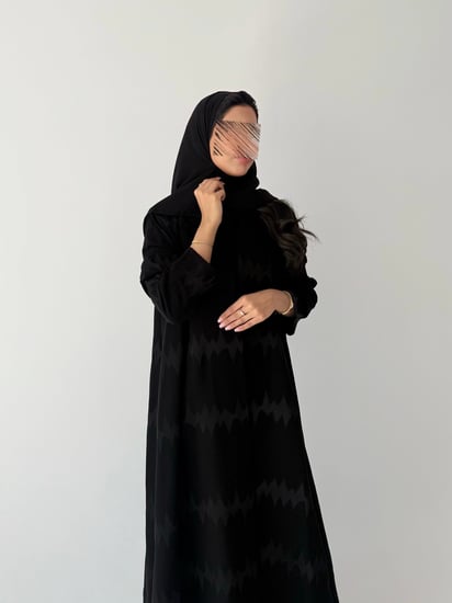 عباية كريب إندونيسي مطرزة – أسود أنيق بنص كلوش