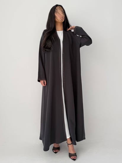 الزمرد | بقماش كريب اندونيسي رصاصي مع تطريز على الياقة والأكمام