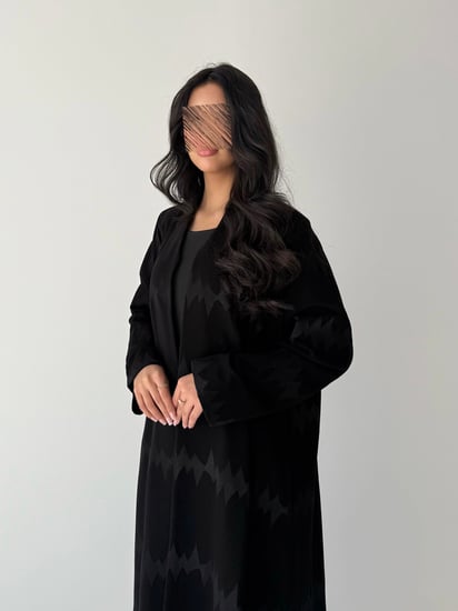 عباية كريب إندونيسي مطرزة – أسود أنيق بنص كلوش