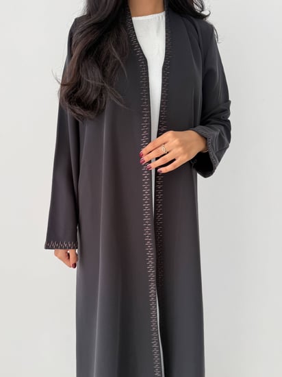 الزمرد | بقماش كريب اندونيسي رصاصي مع تطريز على الياقة والأكمام