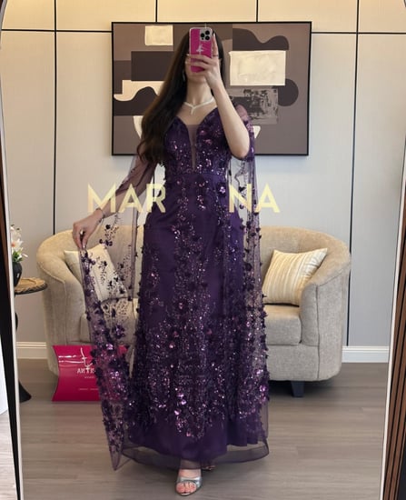 فستان رانيا (فستان ليلكي مزين بكلفه مورد)