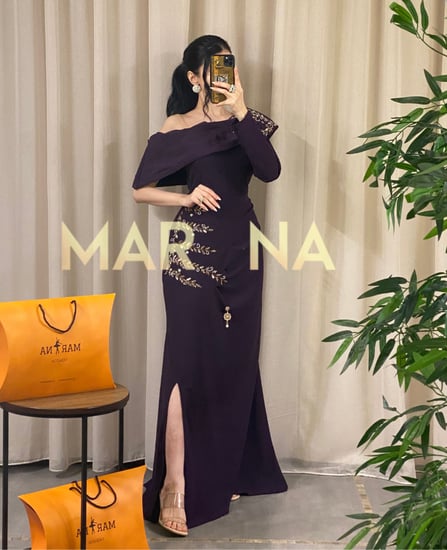 فستان الهنوف (فستان كريب موف غامق مع تطريز يدوي راقي)