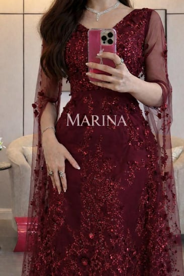 فستان رانيا العودي (فستان عودي مزين بكلفه مورد)