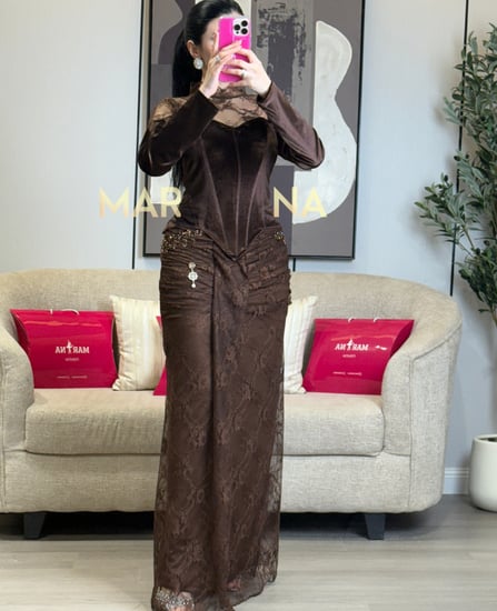 فستان همس (فستان موكا صدريه مخمل كوري ودانتيل فرنسي وتطريز يدوي)