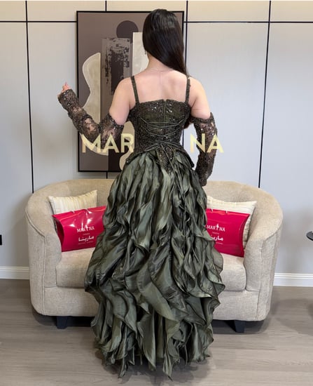 فستان تولاي (فستان زيتي صدريه شك سهره وكسرات كرنكل لمعه اكمام منفصله)