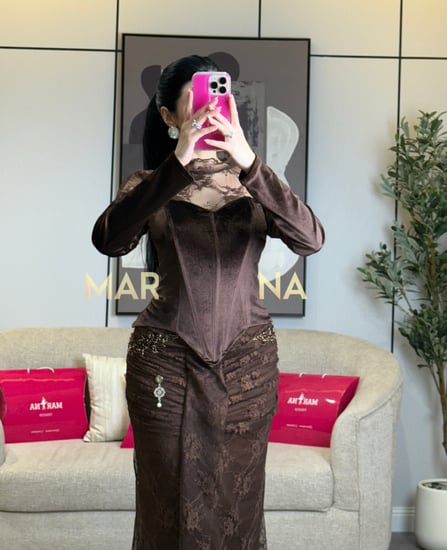 فستان همس (فستان موكا صدريه مخمل كوري ودانتيل فرنسي وتطريز يدوي)