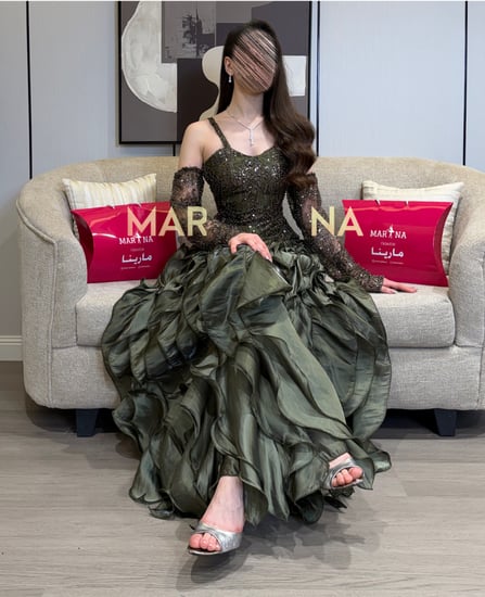 فستان تولاي (فستان زيتي صدريه شك سهره وكسرات كرنكل لمعه اكمام منفصله)