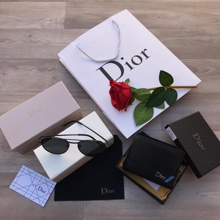 هدايا رجاليه محفظه ونظاره ديور