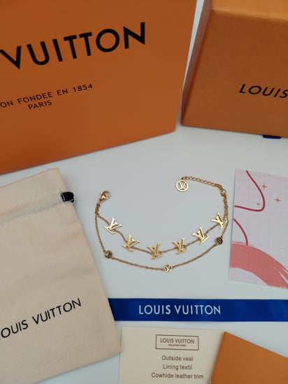 اسوارة لويس فيتون ذهبي مع الملحقات
