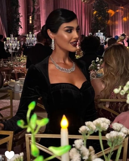 فستان مخمل أسود بتصميم راقٍ