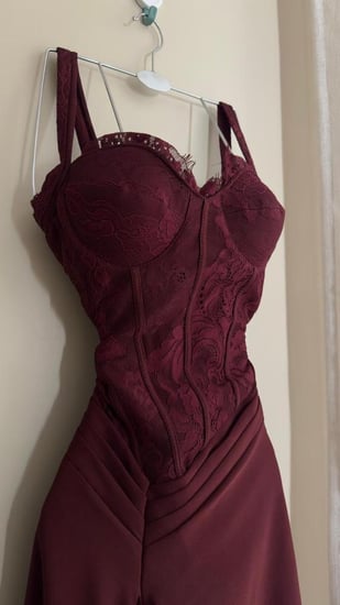 فستان ناعم بصدريه دانتيل