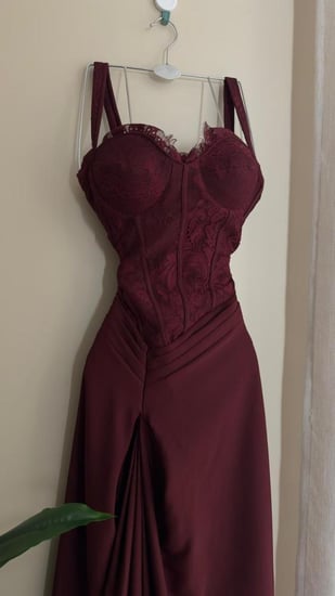 فستان ناعم بصدريه دانتيل