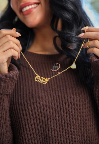 قلادة بالاسم مع تصميم القلب