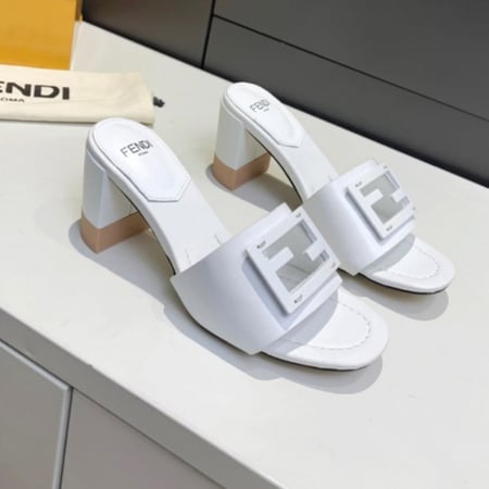 سليبرات ماركات عالمية بكعب