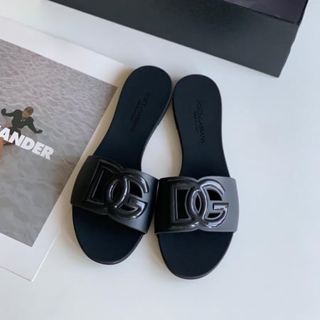 سليبرات نسائية ماركات عالمية