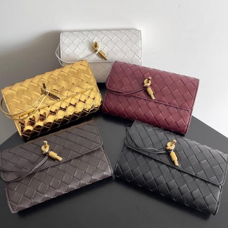 شنط صغيرة مقلدة