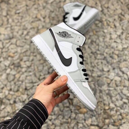 حذاء جوردن رمادي