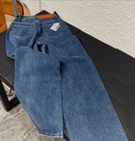 بنطلون نسائي من لويفي للتوصيل الفوري