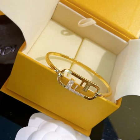 اساور ماركة فندي