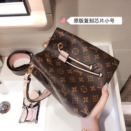 لويس فيتون حقيبة جودة عالية طبق الاصل الحجم الوسط 22*20 cm مع البوكس