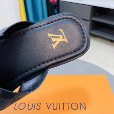 نعال رجالي ماركة لويس فيتون ماستر مع العلبة