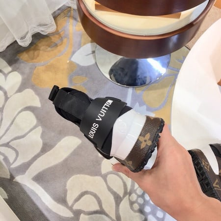 حذاء لويس فيتون سنيكرز رجالي ونسائي ماستر