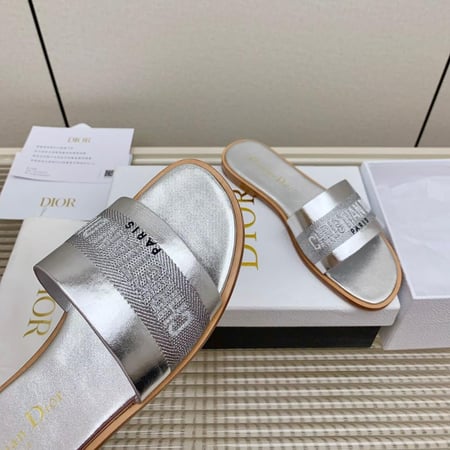 سليبرات ماركة ديور