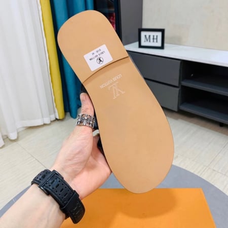 نعال رجالي ماركة لويس فيتون ماستر مع العلبة