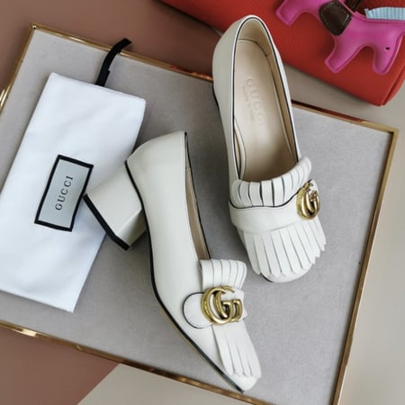 حذاء ابيض ماركة قوتشي