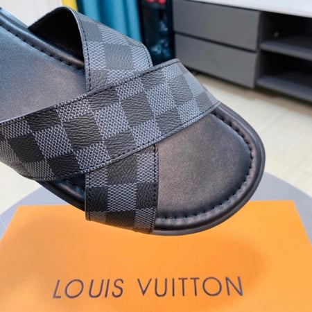 نعال رجالي ماركة لويس فيتون ماستر مع العلبة