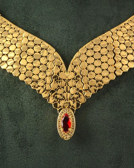 طقم فاخر بلمعة الذهب بتصميم جناحي الصقر رمز القوة والأناقة- لون أحمر