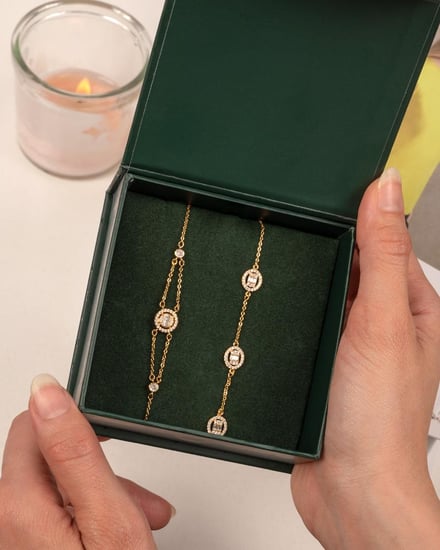 طقم ساعة وأساور فاخرة بلون ذهبي فضي مرصّع بالزركون