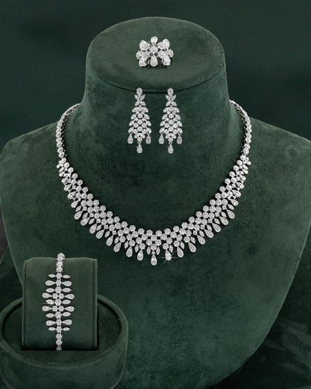 طقم فضي اخر