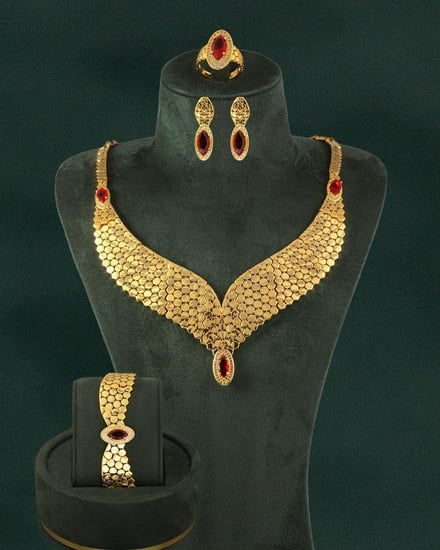 طقم فاخر بلمعة الذهب بتصميم جناحي الصقر رمز القوة والأناقة- لون أحمر