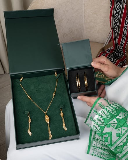 طقم الأصالة الملكي عقد المغزل و4 أساور ذهبية - إصدار اليوم الوطني 96